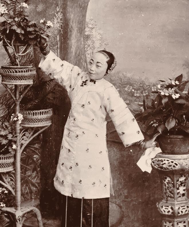 女性剃光头背后的故事探秘